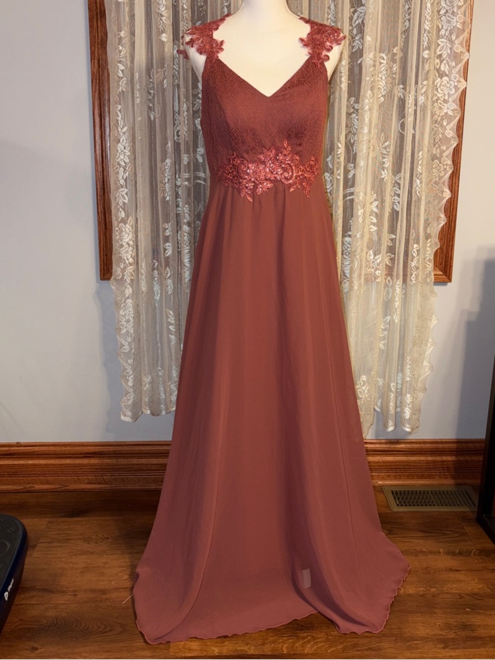 Elegant Lace Appliqué V-Neck Evening Gown in Dusty Rose
